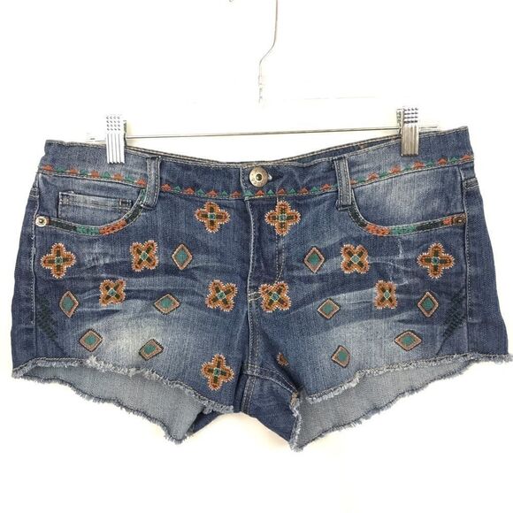Mudd Boho Vibe Embroidered Dark Wash Denim Shorts - Picture 1 of 6